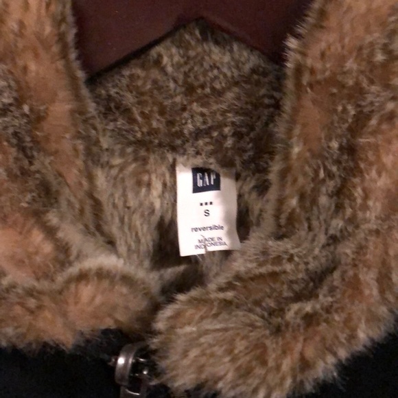 GAP Reversible Faux Fur Vest - Picture 4 of 5